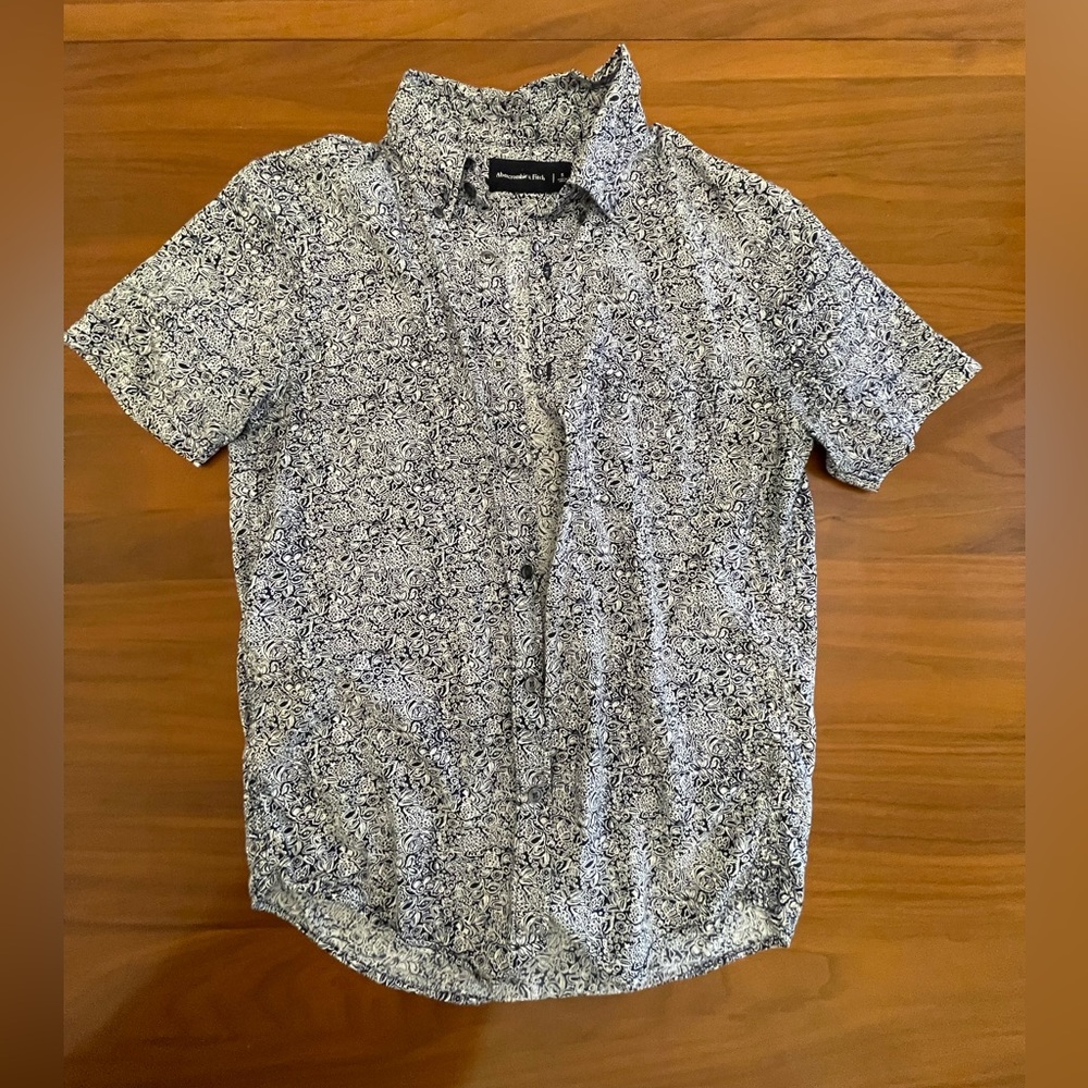 Abercrombie & Fitch Navy and White Patterned Button Tee